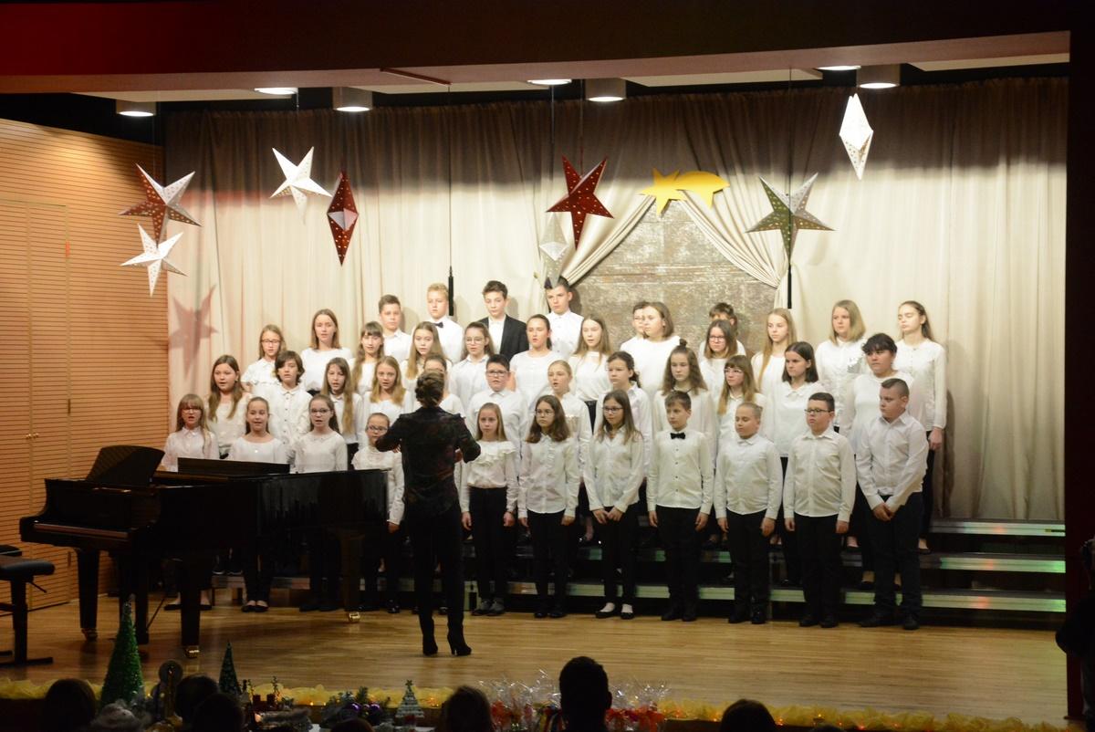 Świąteczne kolędowanie w skarżyskiej Szkole Muzycznej