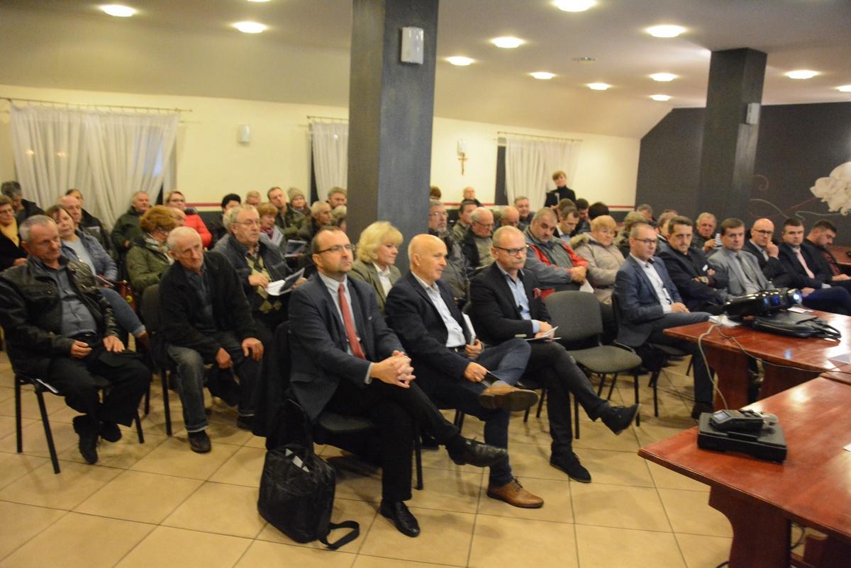 Mieszkańcy Skarżyska nie chcą tak wysokich stawek za śmieci. Przedstawiciele magistratu wyjaśniali skąd one wynikają