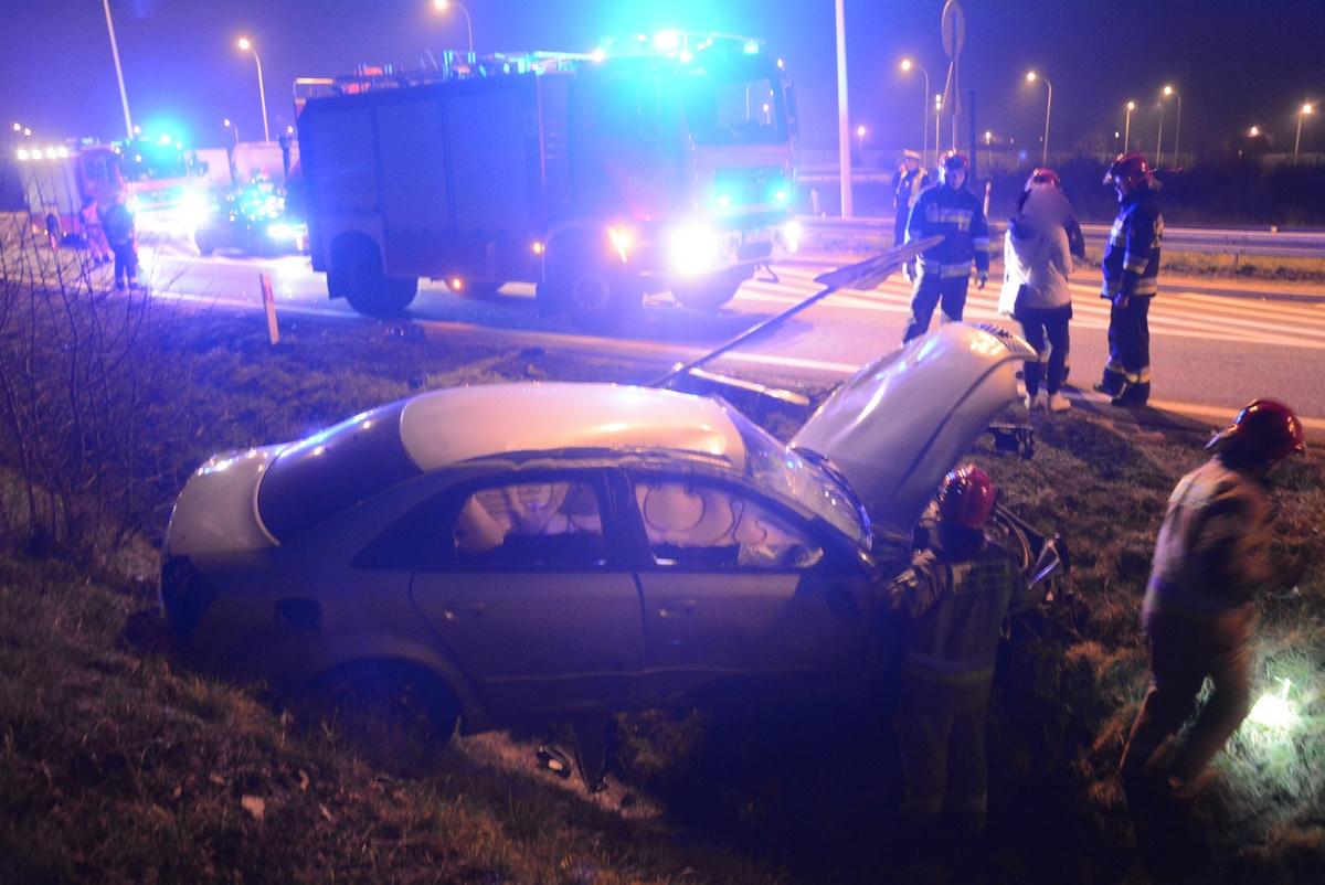 Zderzenie dwóch aut na Wojska Polskiego, jeden kierowca w stanie ciężkim trafił do szpitala