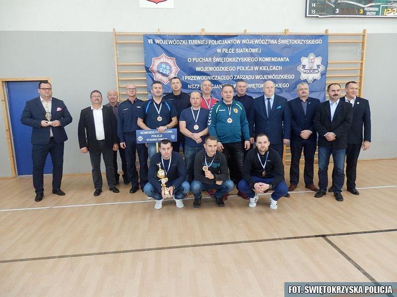 Policjanci na siatkarskim turnieju