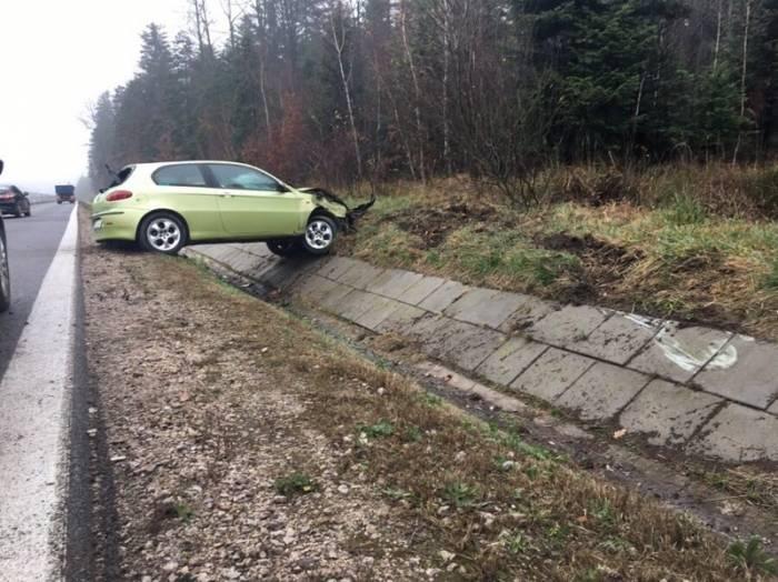 W mglisty i deszczowy poranek