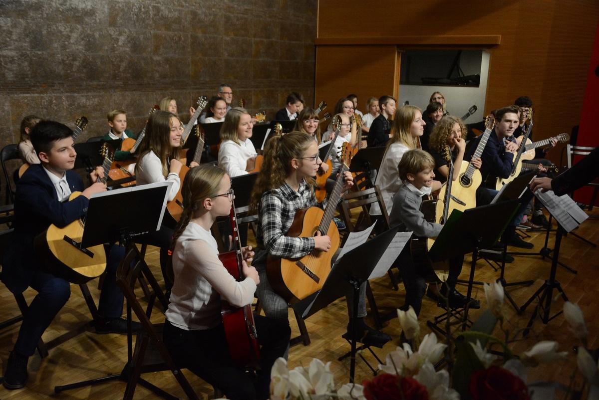 Orkiestra gitarowa na scenie skarżyskiej Szkoły Muzycznej, udane warsztaty gitarowe