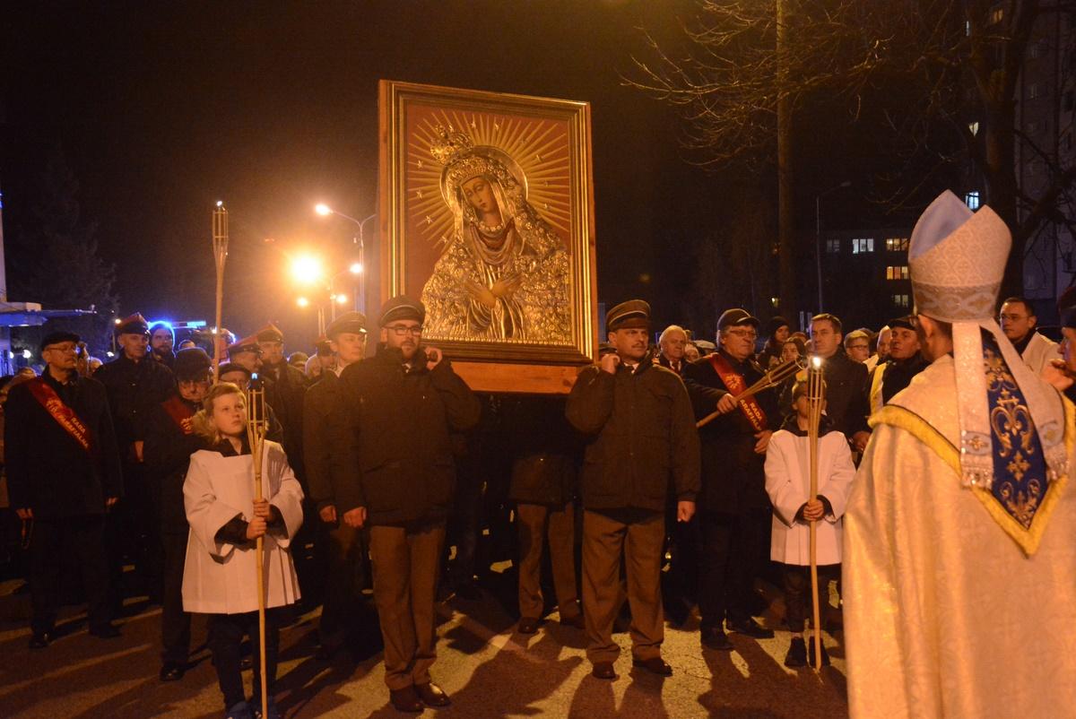 Procesja Zawierzenia z wizerunkiem Matki Bożej Ostrobramskiej przeszła ulicami Skarżyska