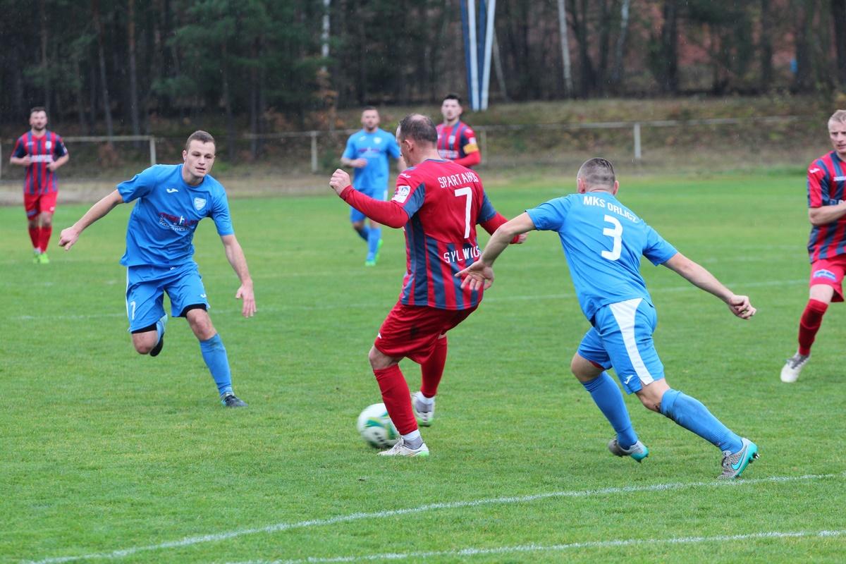 Orlicz Suchedniów podzielił się punktami ze Spartakusem Daleszyce, z remisu jednak nikt się nie cieszy