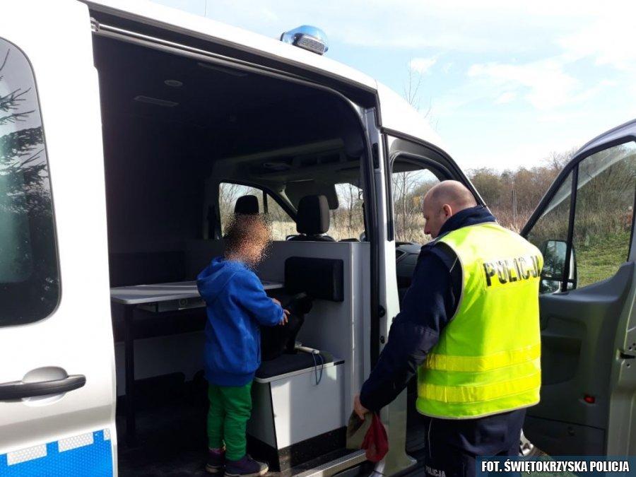 Dziecko bez opieki nad rzeką