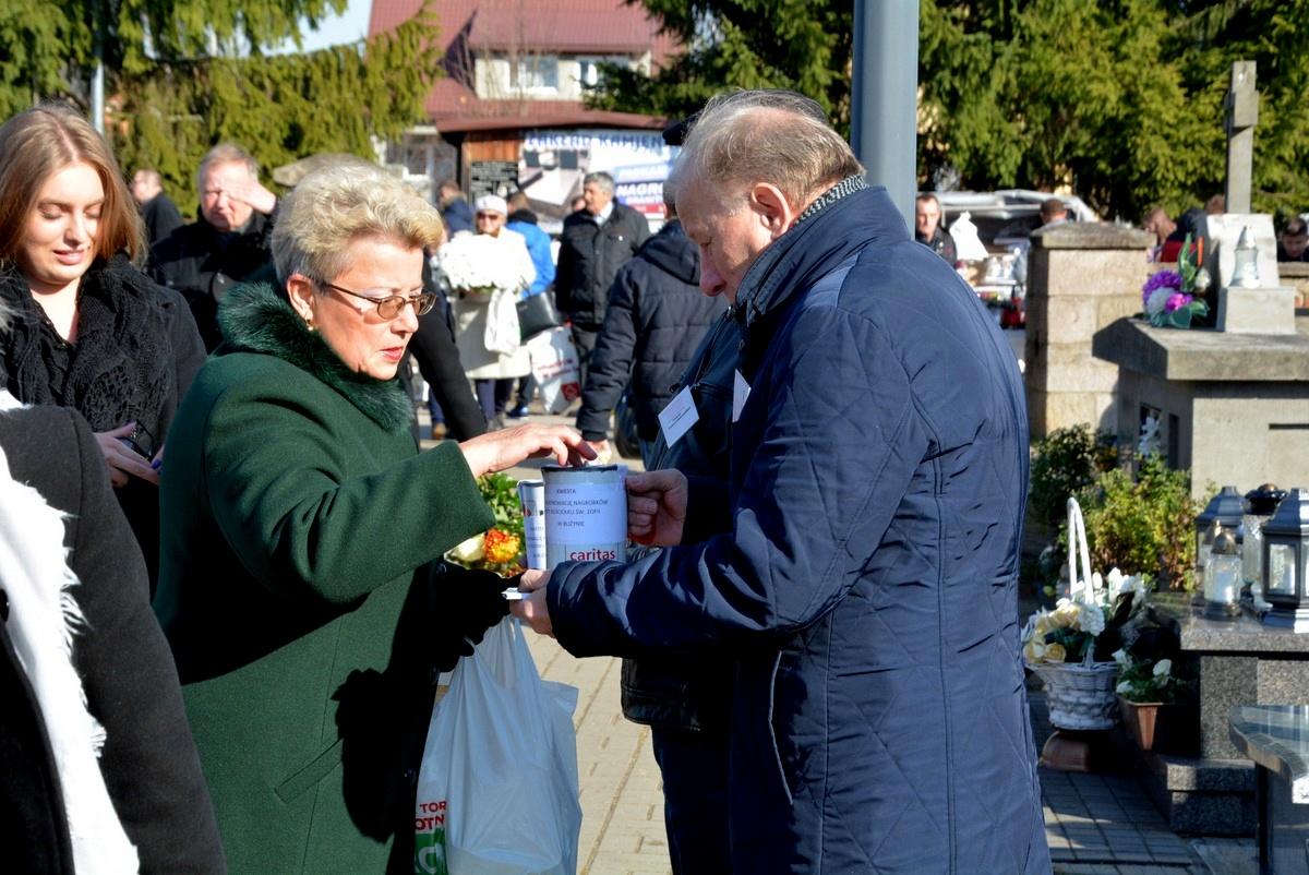 Na cmentarzach w powiecie skarżyskim zbierano pieniądze na renowację nagrobków