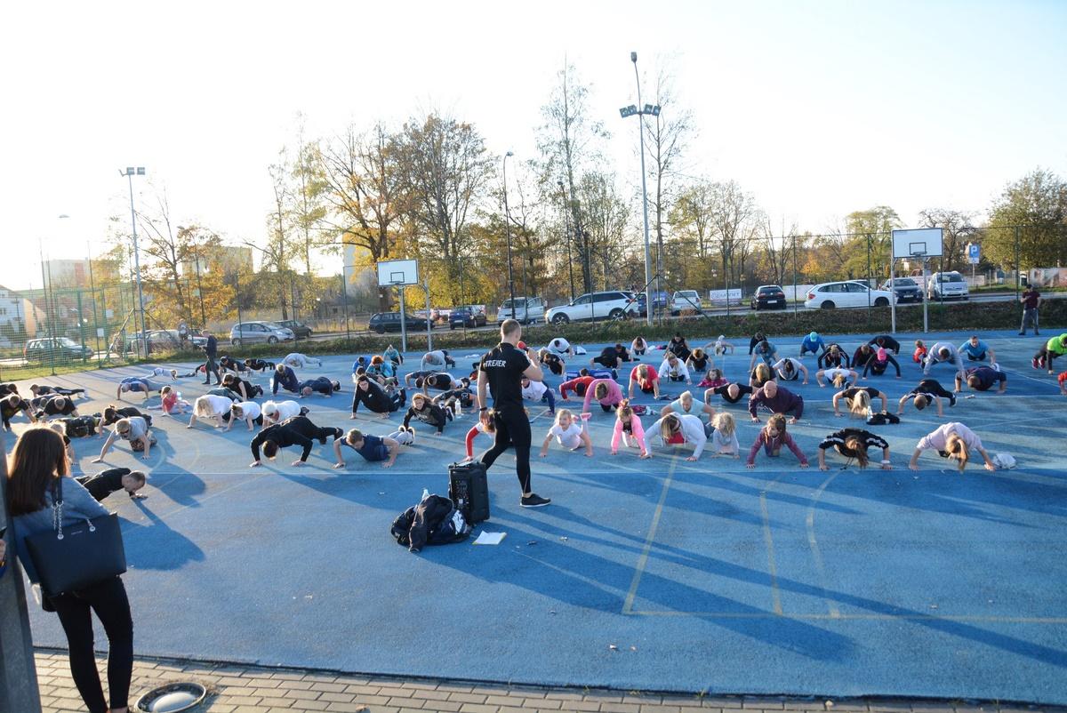 Niezwykły challenge Akademii Holistycznej, blisko 200 osób ćwiczyło na świeżym powietrzu
