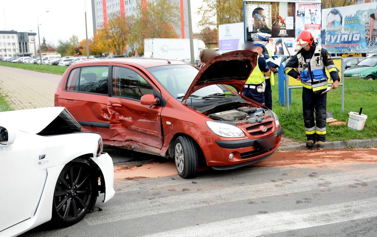 Kolizja dwóch samochodów osobowych na alei Piłsudskiego
