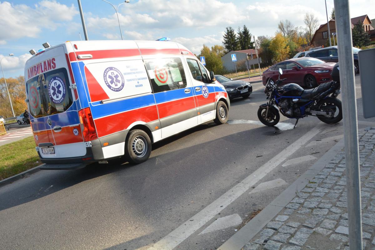 Zderzenie auta z motocyklem na rondzie. Motocyklista (bez uprawnień) trafił do szpitala