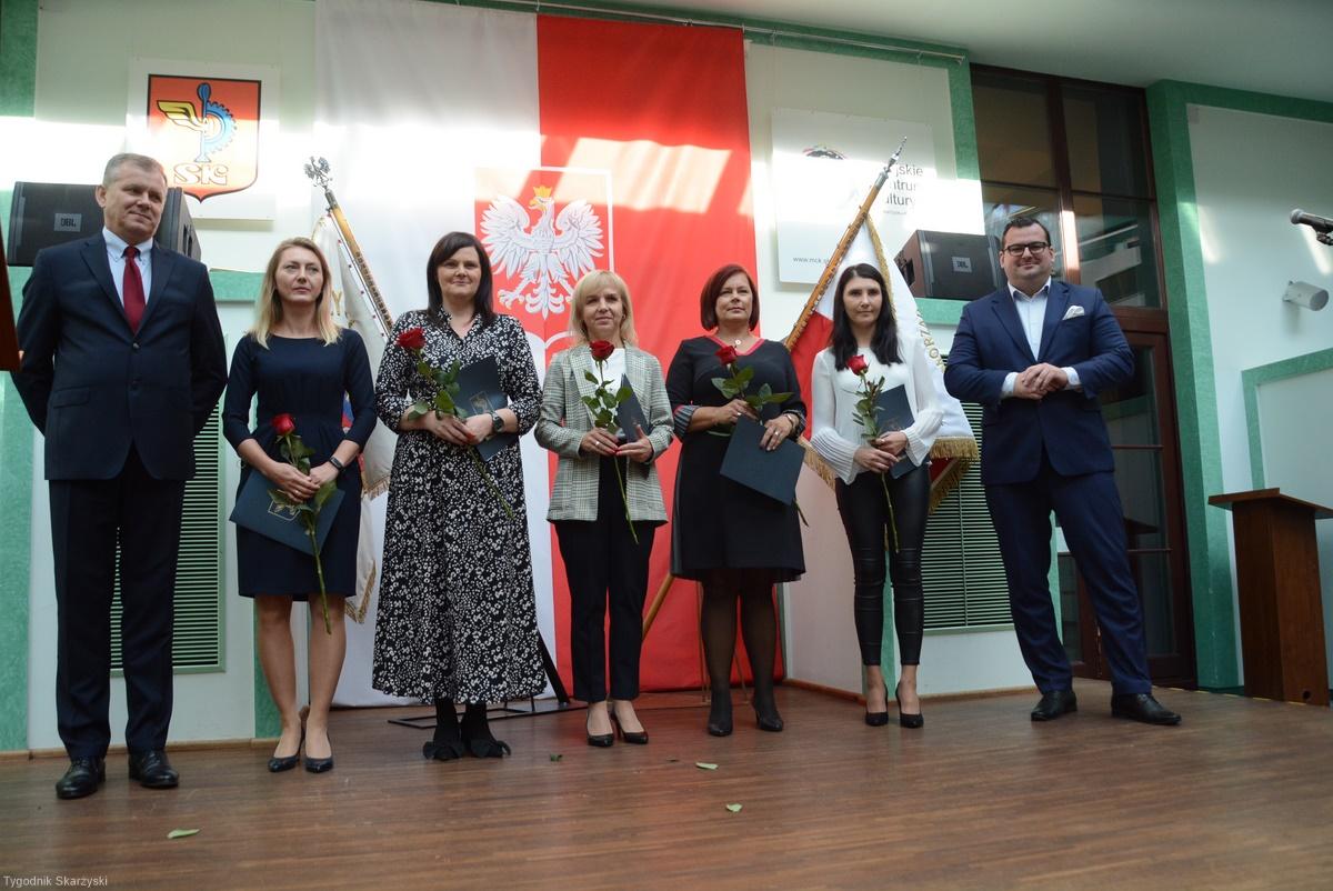 Dzień Edukacji Narodowej. Nauczyciele miejscy i powiatowi otrzymali medale i  wyróżnienia