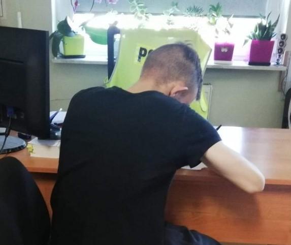 Ku przestrodze. Okazał mu dobroć, a ten go okradł