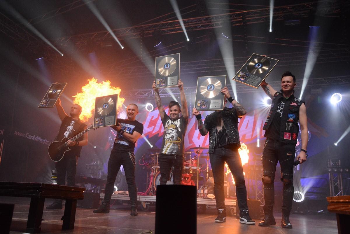 Nocny Kochanek i happysad zagrali na zakończenie SKARfestu. (zdjęcia)