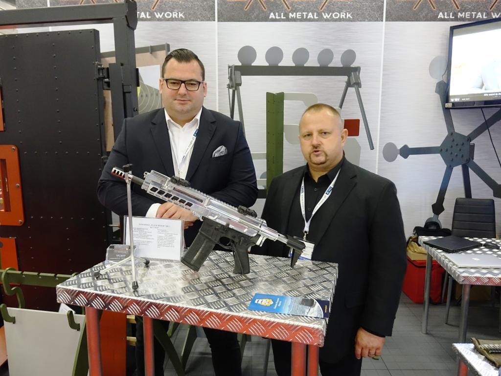 Karabin i produkty z włókna bazaltowego ze Skarżyska na Targach Zbrojeniowych w Kielcach