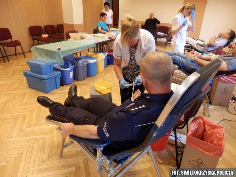 Od rana policjanci oddają krew