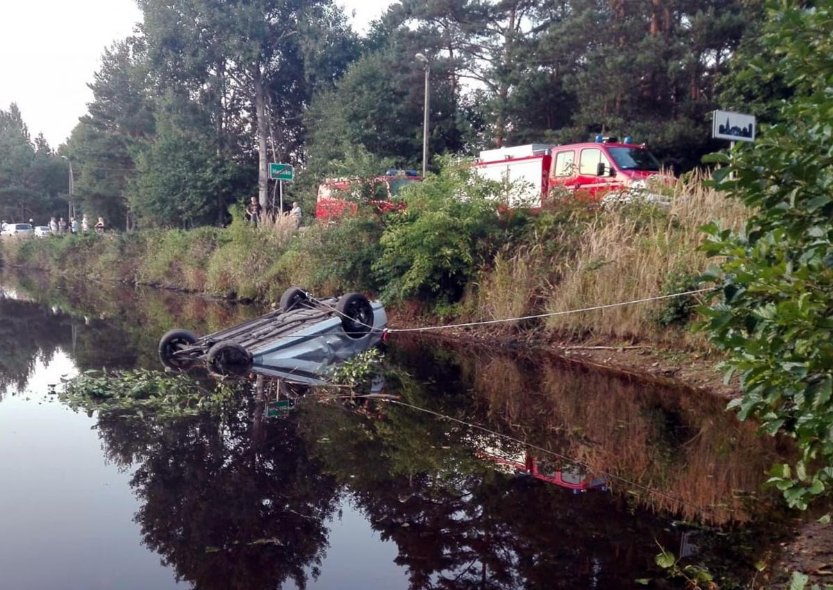 Po sąsiedzku. Hunday z pasażerami dachował w zalewie