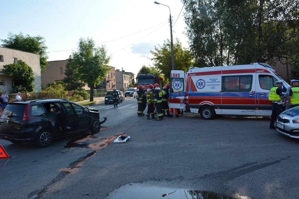Zderzenie dwóch aut na ul. 1 Maja w Skarżysku. Jedna osoba w szpitalu