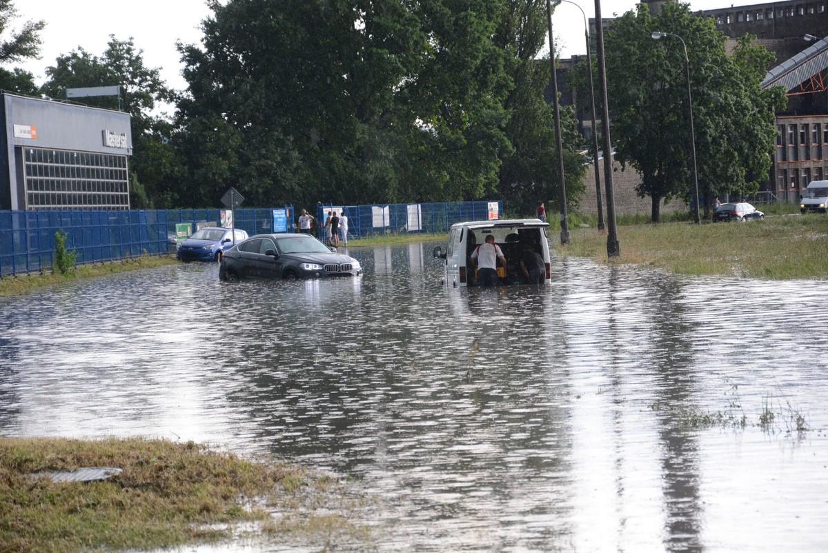 Skarżysko po burzy, zalane ulice i posesje