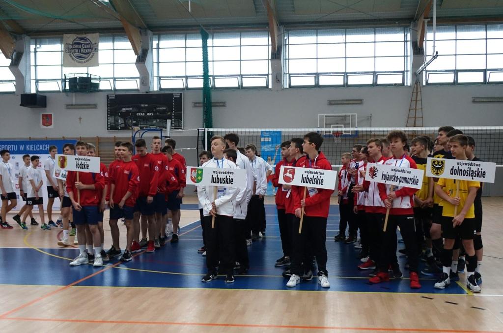 Siatkarskie zmagania sportowców z całej Polski