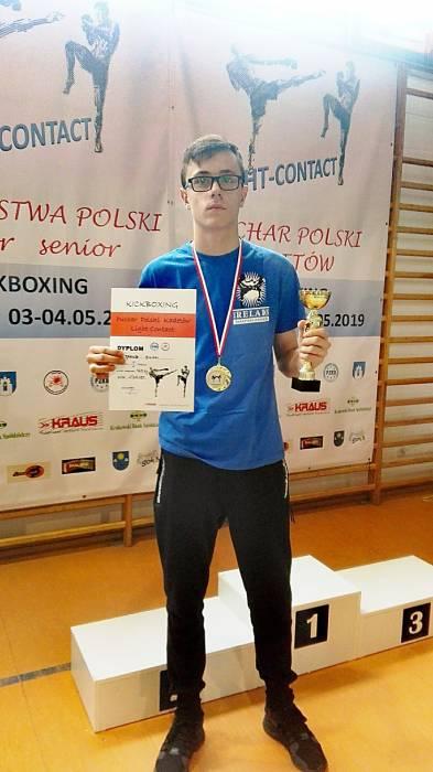 Jakub Bilski z pucharem Polski w kickboxingu