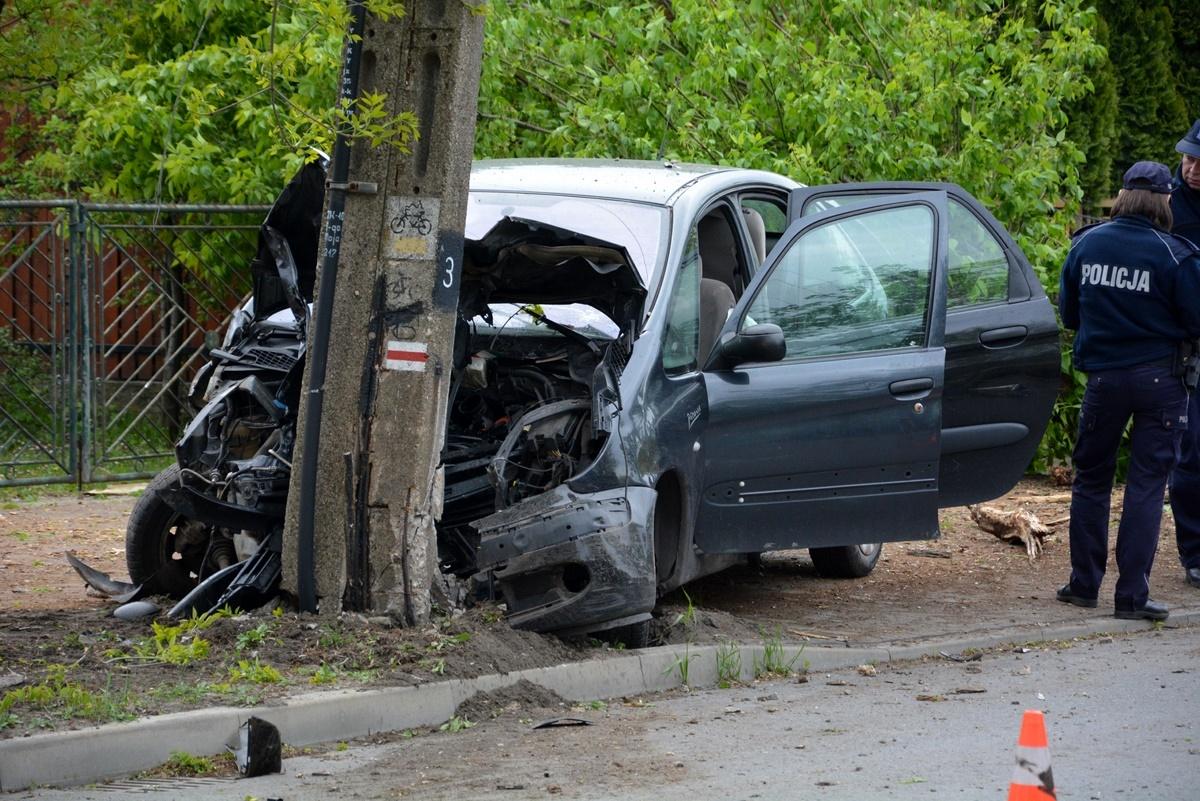 Wjechał w słup. Uciekł z miejsca zdarzenia