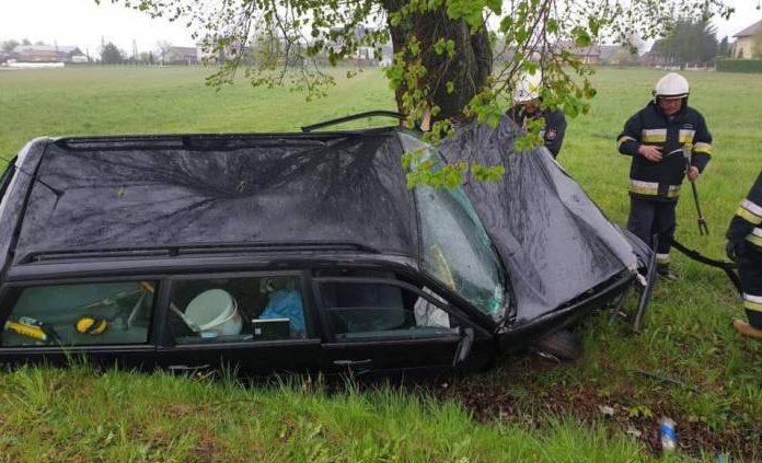 Zjechał z drogi i uderzył w drzewo. Gdzie jest kierowca?