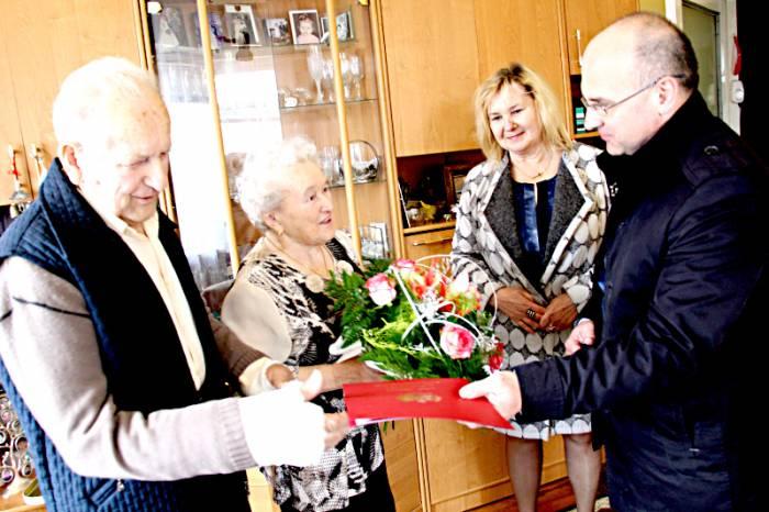 Na ślubnym kobiercu stanęli 70 lat temu...