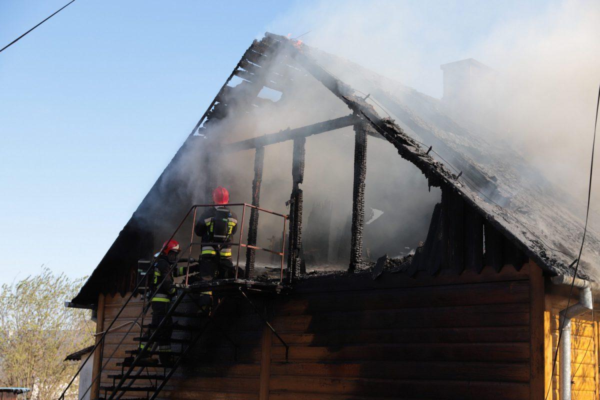 Pożar drewnianego domu przy ulicy Sokolej, na miejscu 8 zastępów straży  pożarnej