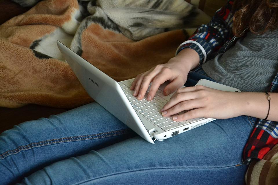 Jak napisać pracę magisterską i zachować jasny umysł? Poradnik dla studentów