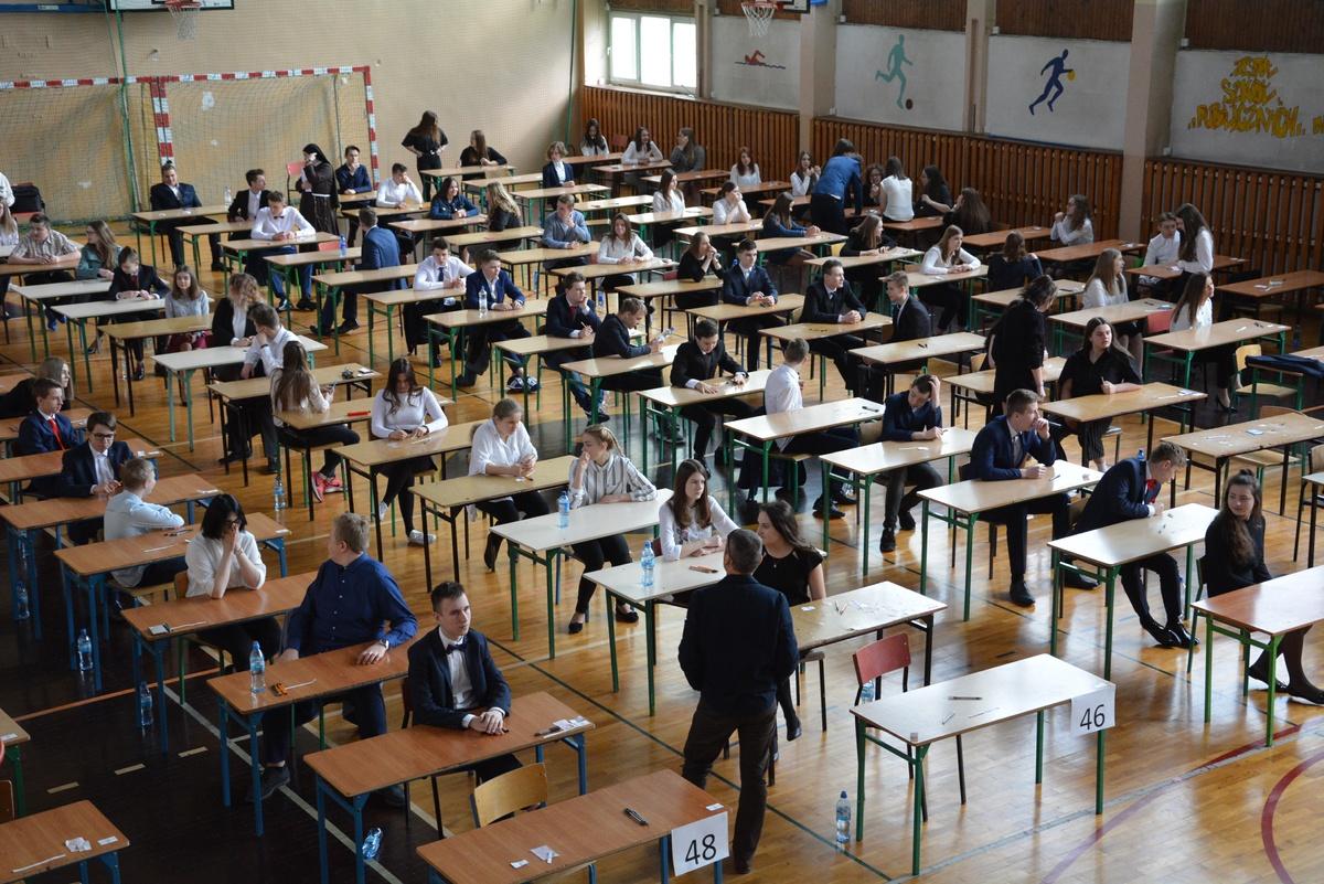 Ruszyły egzaminy gimnazjalne, w powiecie skarżyskim odbywają się normalnie, mimo strajku nauczycieli