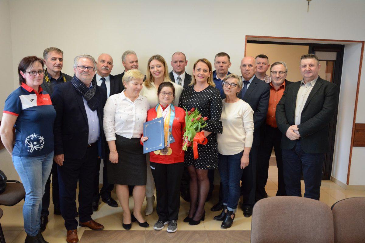 Władze gminy Łączna nagrodziły Justynę Salwę