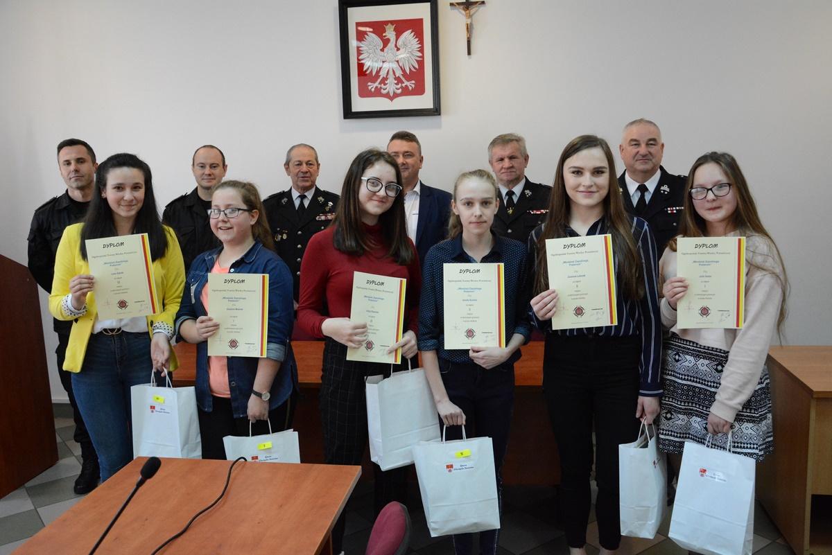 Dziewczyny wykazały się najlepszą wiedzą pożarniczą