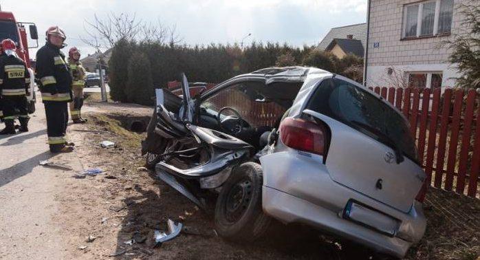 Po fatalnej kraksie kobieta zakleszczona w aucie