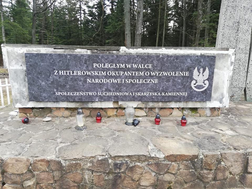 Walka o pomnik trwa. Nocą podmieniono tablicę