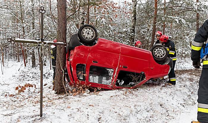 Stracił panowanie nad pojazdem i dachował