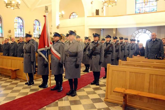 Mundurowi u stóp Ostrobramskiej