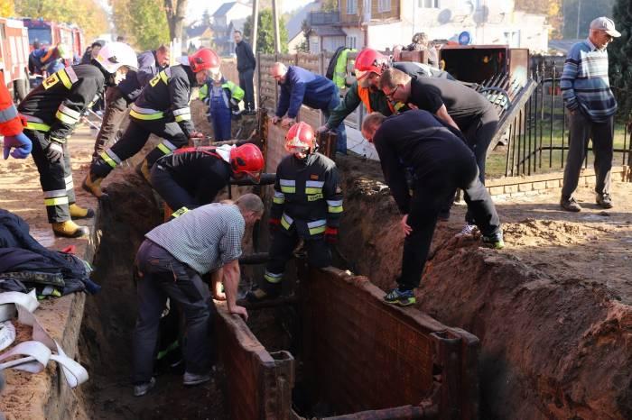 O krok od tragedii. Dwóch mężczyzn zostało przysypanych ziemią