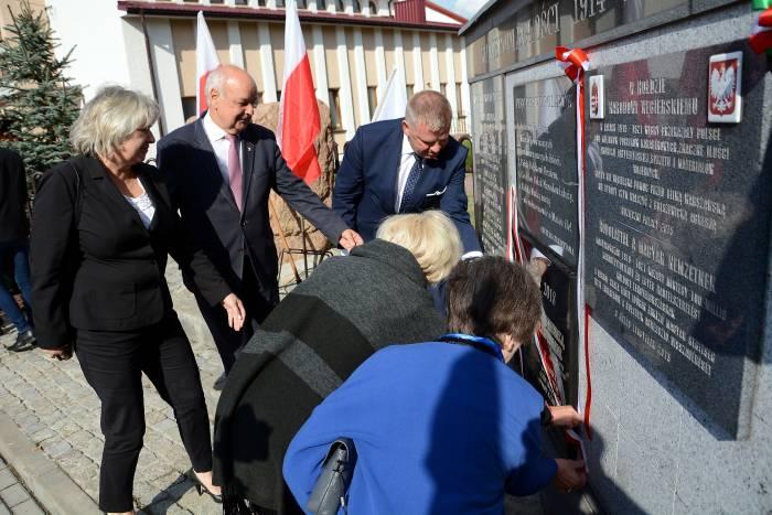 Odsłonięcie tablicy w 100-lecie odzyskania niepodległości przez Polskę