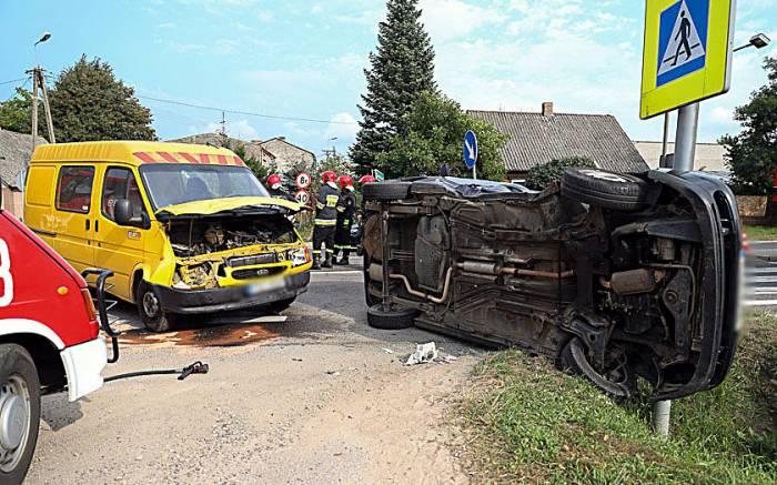 Zderzenie busa z osobówką na krajowej 