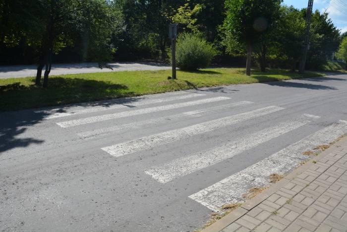 Przejście dla pieszych, które prowadzi na trawnik
