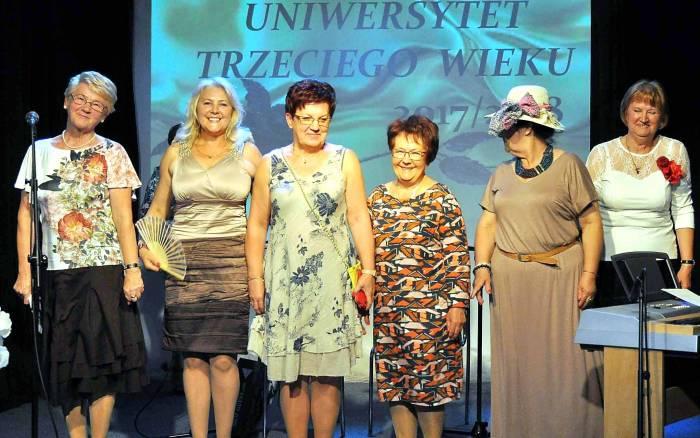 Uroczyście, wesoło i słodko kończył się drugi rok akademicki