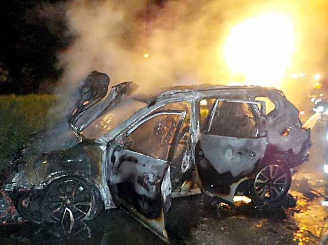 Spłonęło auto na prywatnej posesji