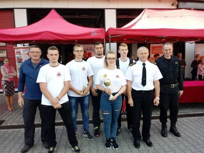 Uczniowie ZSTM z pucharem komendanta