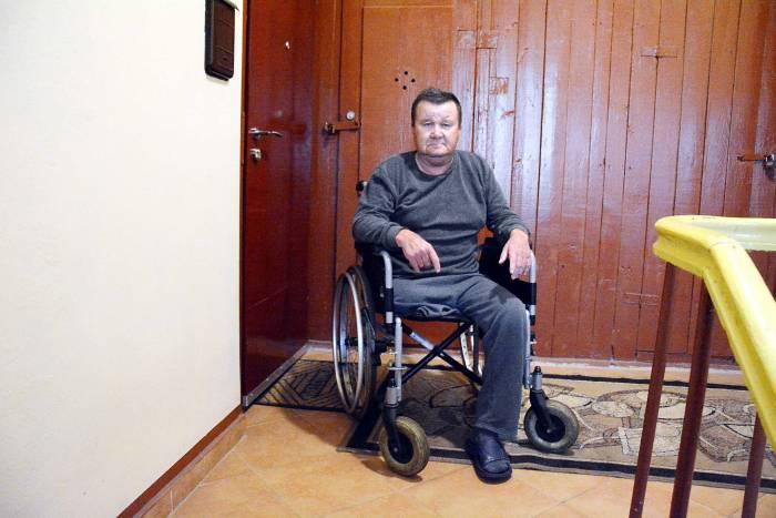 Jestem po trzech udarach, amputacji nogi i traktowany jak pies