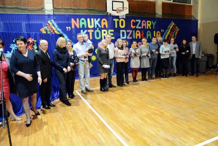 Dumni rodzice z listami gratulacyjnymi