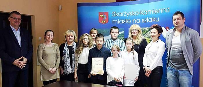 Zbierali makulaturę, otrzymali nagrody