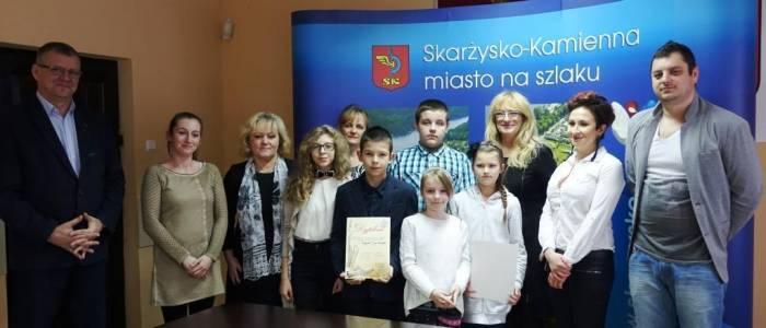 Zbierali makulaturę, otrzymali nagrody