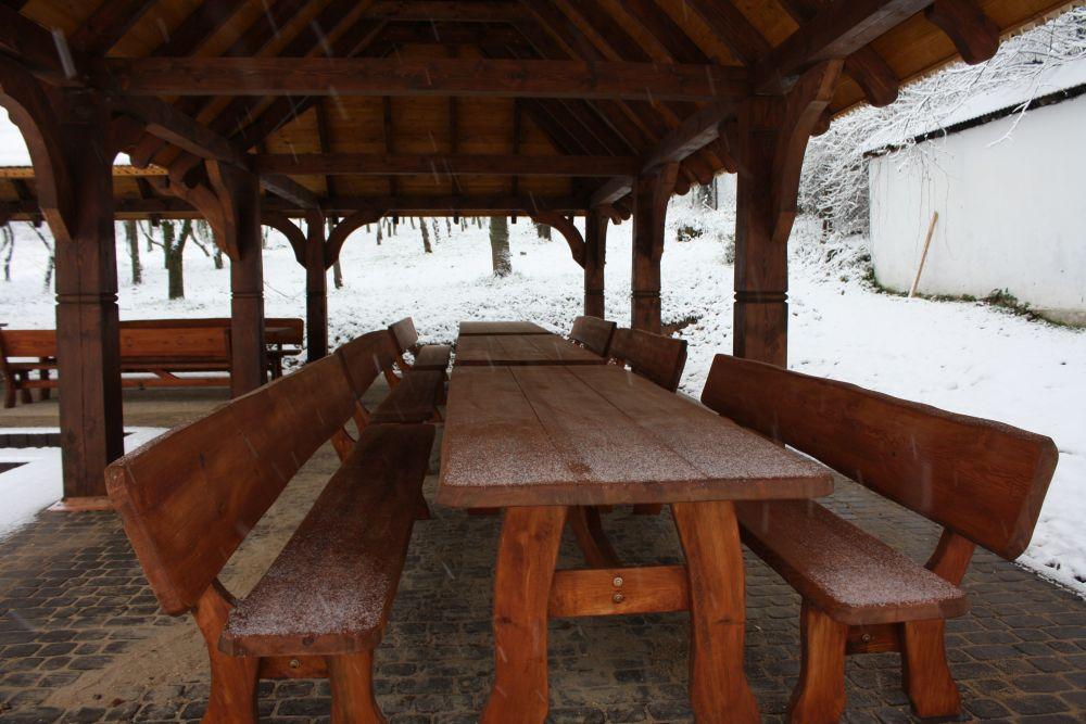 Skończyli budować wiatę grillową