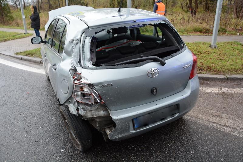 Zatrzymali się przed przejściem dla pieszych, uderzył w nich tir
