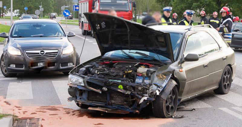 Zniszczone auta, poszkodowane osoby