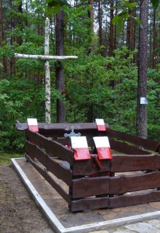 Odrestaurowana mogiła w Kierzu